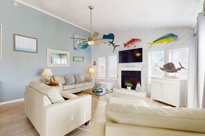 TV - Large family beach home with 2 decks, a pool, and easy boardwalk beach access (Port Aransas)