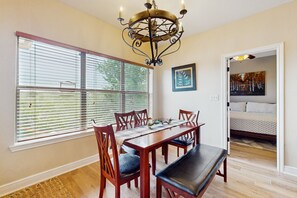 Dining - Stargazers' dream home on 1.5 acres w/ telescope-near wineries-Dogs ok (Dripping Springs)