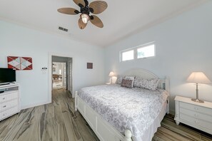 4 bedrooms, iron/ironing board, internet, bed sheets