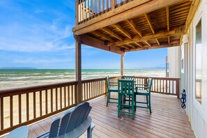 Outdoor dining - Dog-Friendly Beach House with Direct Ocean Views & Free WiFi (Port Aransas)