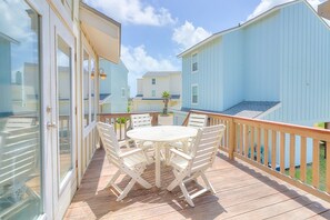 Outdoor dining - Unique Dog-Friendly Beach House w/ Deck & Gulf Views (Port Aransas)