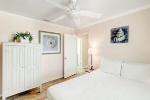 3 bedrooms, iron/ironing board, Internet, bed sheets - Unique Dog-Friendly Beach House w/ Deck & Gulf Views (Port Aransas)