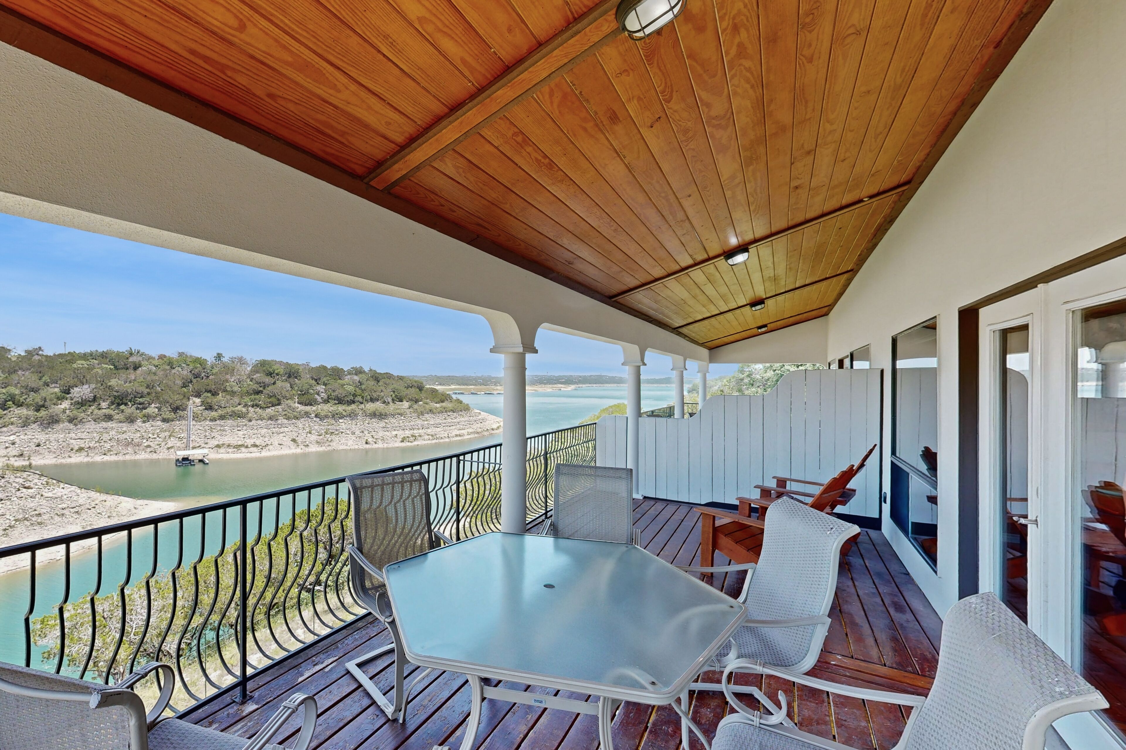 Lakefront duplex on vineyard with balcony & dock - 35 miles from downtown Austin