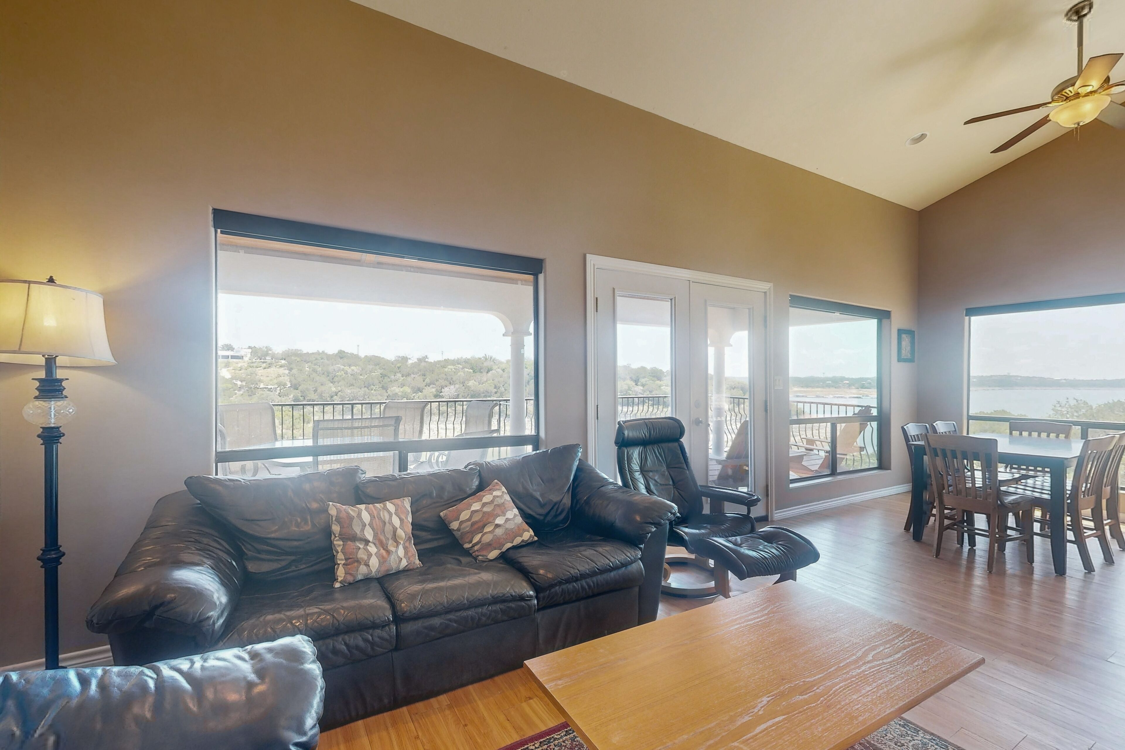 Shiraz Haus: Lakefront villa on vineyard, 45 mins from Downtown Austin