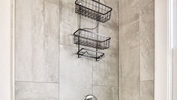 Combined shower/tub, hair dryer, towels
