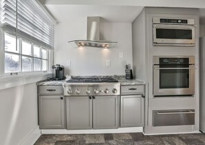 Fridge, microwave, oven, stovetop - Downtown Main Street One-Bedroom Suite w/ Hi-Speed Wifi (Shelbyville)