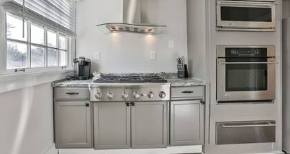 Downtown Main Street One-Bedroom Suite w/ Hi-Speed Wifi