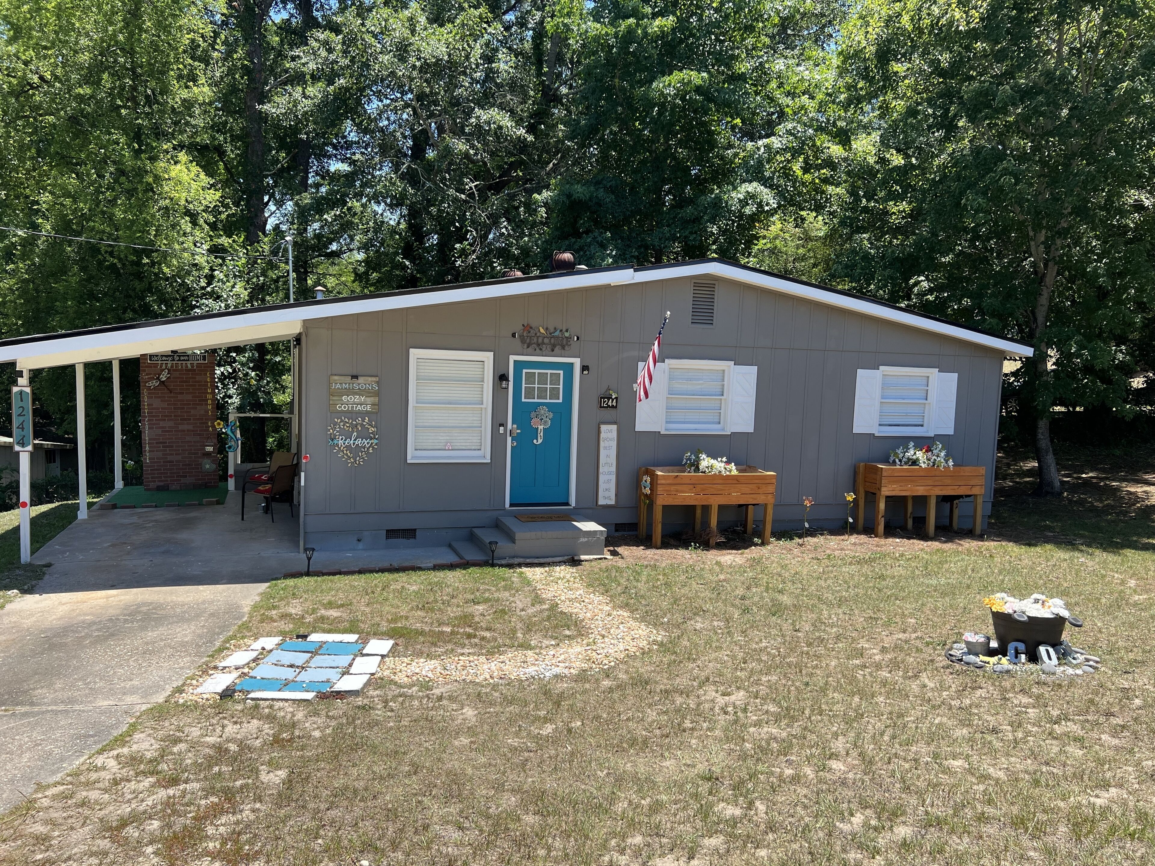 20 Star Hospitality with 20 Star decor & COZINESS! Located 5mins from FT Moore!