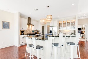 冰箱、微波炉、烤箱、炉灶