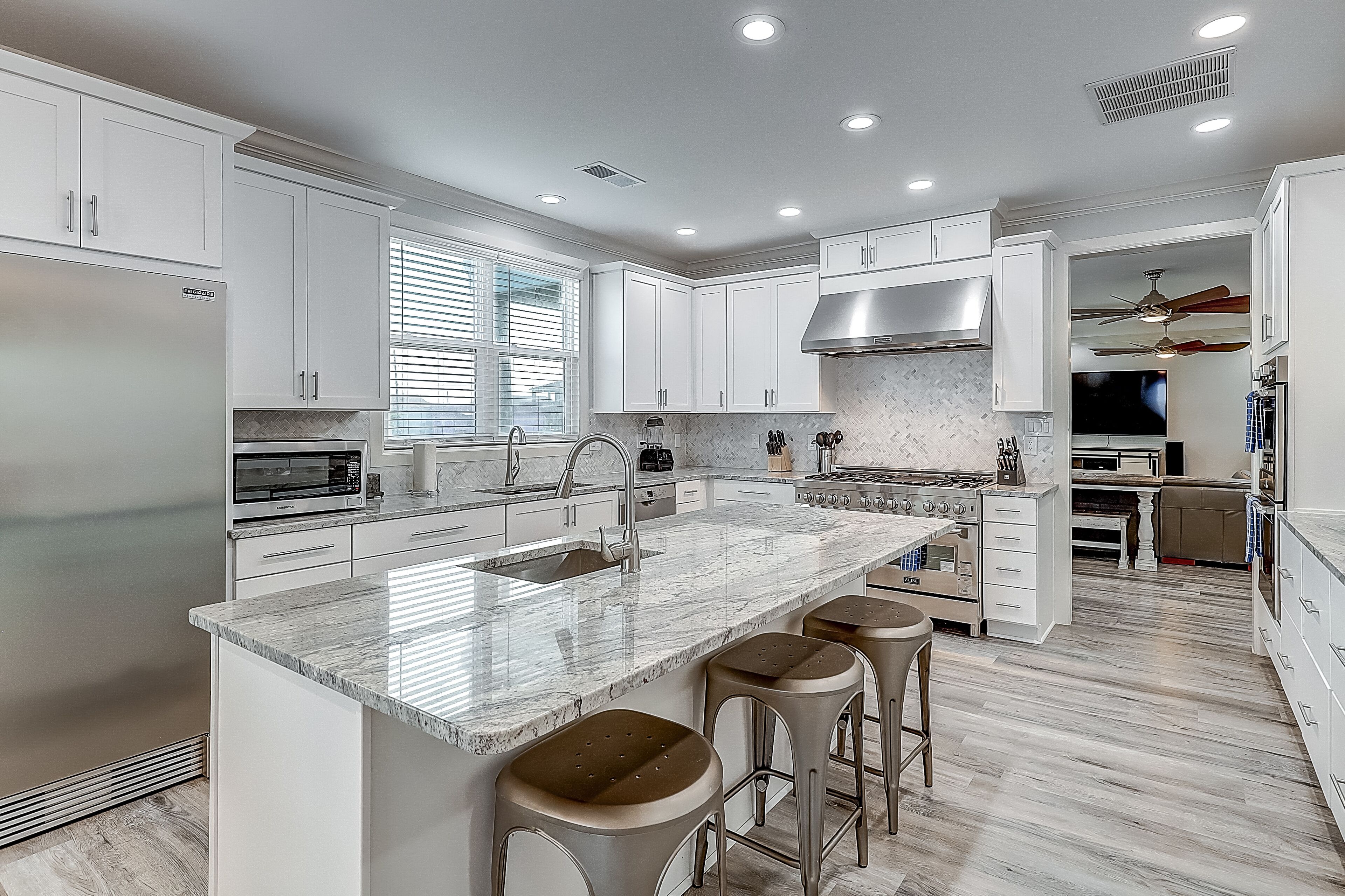 Jääkaappi, mikroaaltouuni, uuni, liesi