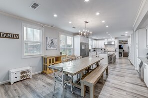 Dining - Newly remodeled waterfront home with 2 decks & swim spa - near beach (Rockport)