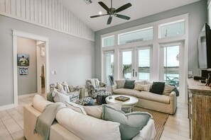 Televisión, libros y impresora 