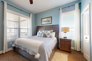 2 عدّة غرف نوم وخدمة الإنترنت وملاءات أسرّة