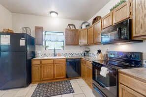 Jääkaappi, mikroaaltouuni, uuni, liesi