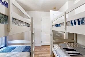 3 bedrooms, iron/ironing board, WiFi, bed sheets