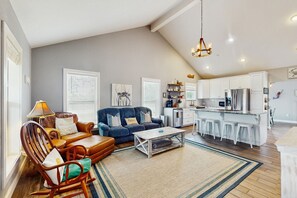 TV, books - Deluxe Getaway on Big Corner Lot -- Great Locale Near Bay (Rockport)