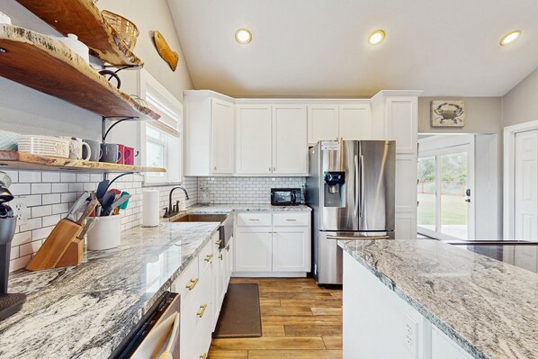 Fridge, microwave, oven, stovetop - Deluxe Getaway on Big Corner Lot -- Great Locale Near Bay (Rockport)