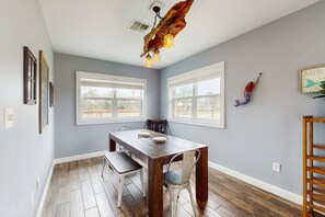 Dining - Deluxe Getaway on Big Corner Lot -- Great Locale Near Bay (Rockport)