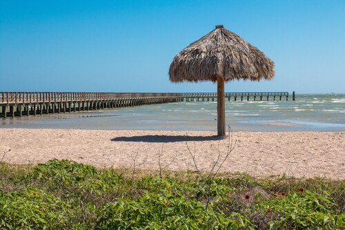 Heron's Hideaway: Brand-New Home w/Screened Porch, Boat Parking - Walk to Bay