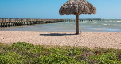 Heron's Hideaway: Brand-New Home w/Screened Porch, Boat Parking - Walk to Bay