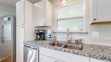 Jääkaappi, mikroaaltouuni, uuni, liesi