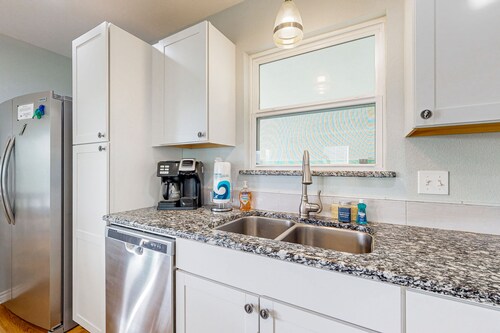 Heron&#x27;s Hideaway: Brand-New Home w/Screened Porch, Boat Parking - Walk to Bay