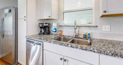 Heron's Hideaway: Brand-New Home w/Screened Porch, Boat Parking - Walk to Bay