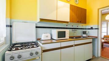 Køleskab, ovn, køkkentøj/tallerkener/redskaber