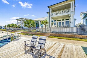 Terrace/patio - Waterfront luxury with private dock, outdoor kitchen, infinity pool & pier (Rockport)