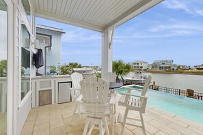 Outdoor dining - Waterfront luxury with private dock, outdoor kitchen, infinity pool & pier (Rockport)