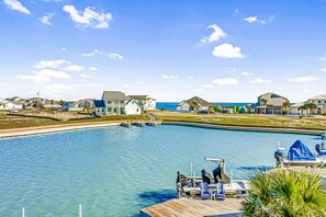 A heated pool - Waterfront luxury with private dock, outdoor kitchen, infinity pool & pier (Rockport)