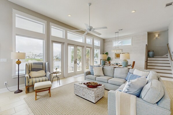 TV, books - Waterfront luxury with private dock, outdoor kitchen, infinity pool & pier (Rockport)