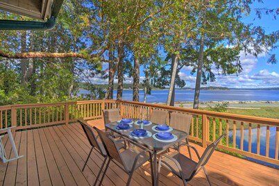 Harstine Island Home: Beautiful Beach & Views