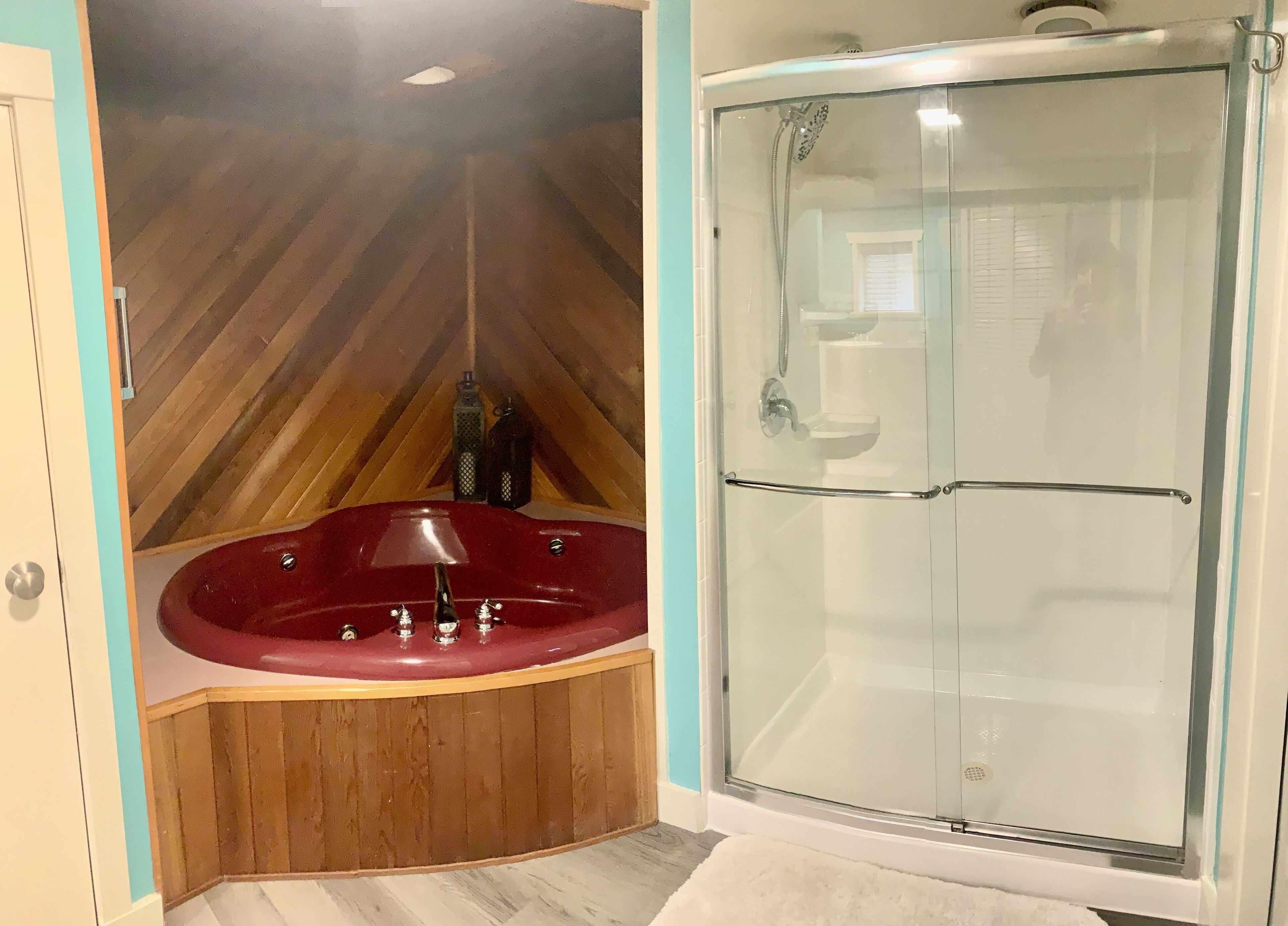Combined shower/bathtub, jetted bath, hair dryer, towels
