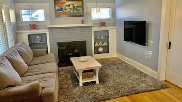 Una Smart TV, una chimenea, libros