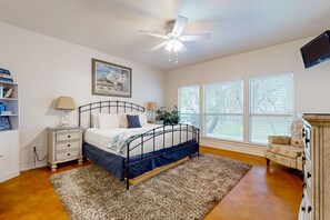 3 bedrooms, iron/ironing board, internet, bed sheets