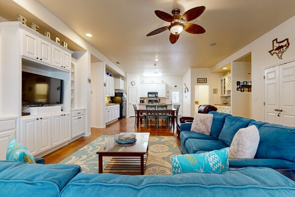 Televisión, reproductor de DVD, libros y videoteca 