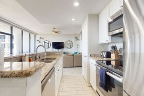 Frigorifero, microonde, forno, piano cottura