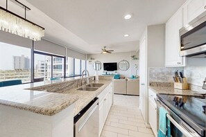 Geladeira, micro-ondas, fogão, cooktop