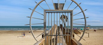 Beachfront Condo w/ Bunk Area & Gulf Views