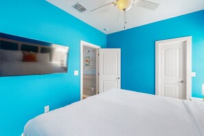 3 bedrooms, iron/ironing board, free internet, bed sheets