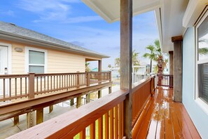 Terrace/patio - Updated multi-level home with rooftop deck - 2 blocks to water (Rockport)