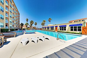 Pool - Snowbird-friendly Gulf getaway with pool & spa - steps to the sand & waterpark (South Padre Island)
