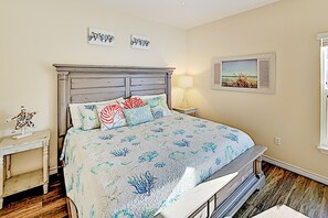 2 bedrooms, WiFi, bed sheets - Island Escape | 2 Pools | Walk to Beach, Near Dining (Corpus Christi)
