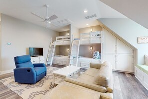 3 bedrooms, iron/ironing board, internet, bed sheets