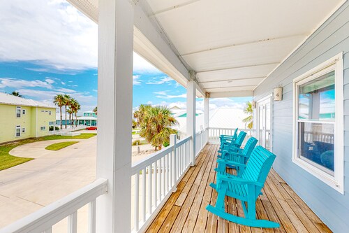Modern palm-studded retreat with lagoon views, lovely interior - walk to beach