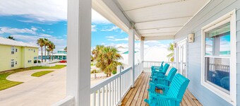 Modern palm-studded retreat with lagoon views, lovely interior - walk to beach