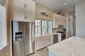 Refrigerador, microondas, horno y utensilios de cocina 