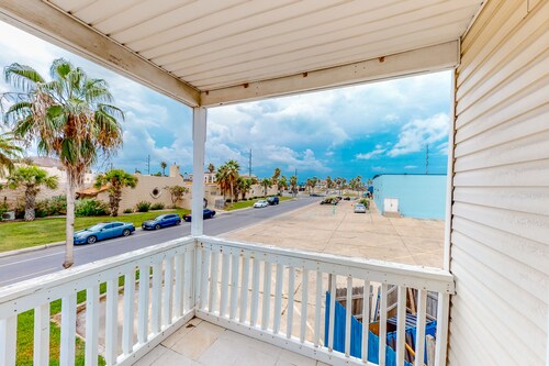 Casa De La Isla with private pool - 1 block to beach