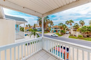 Property grounds - Casa De La Isla with private pool - 1 block to beach (South Padre Island)